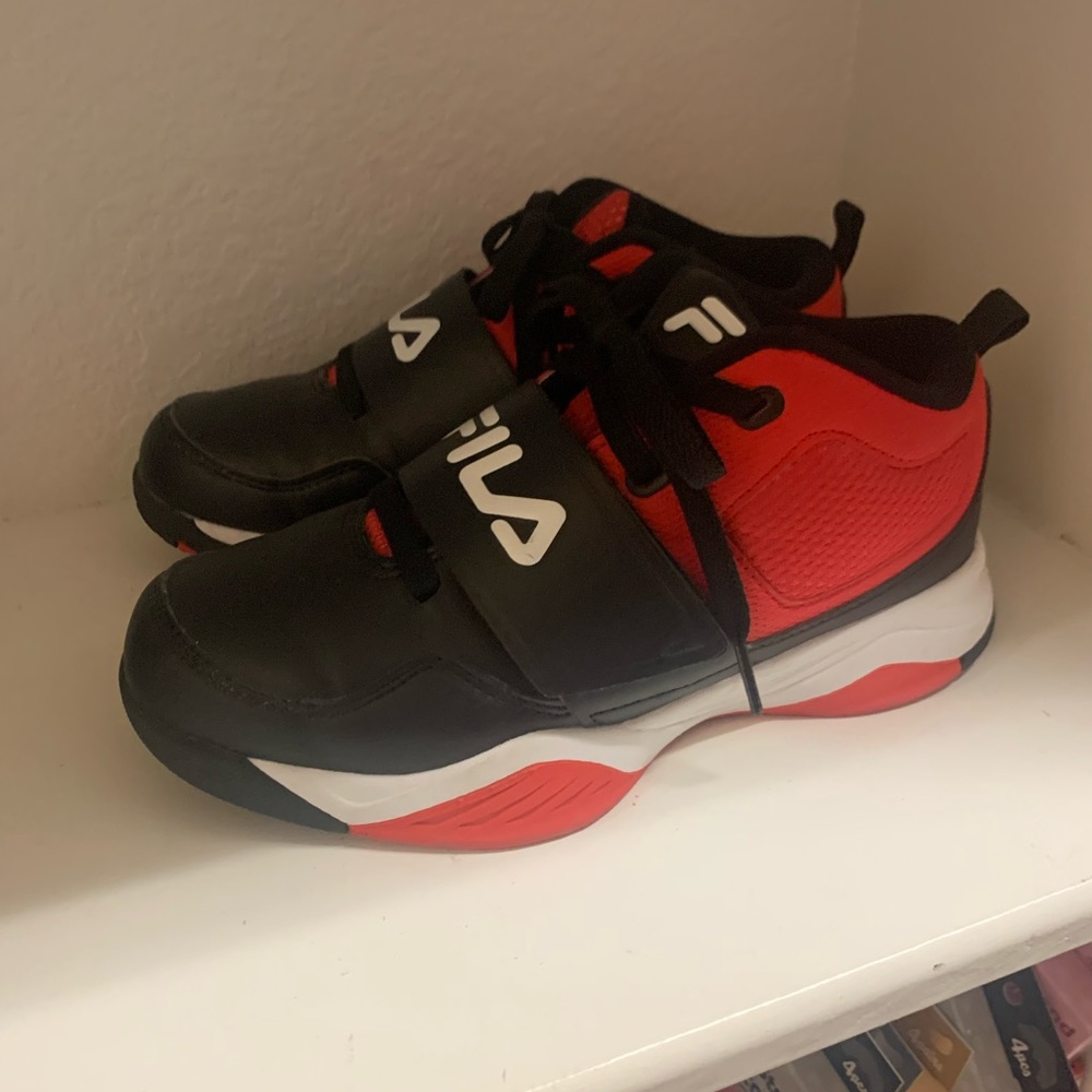 Fila Skybuzzer Youth 4.5 size. Red white black Mid top sneakers.